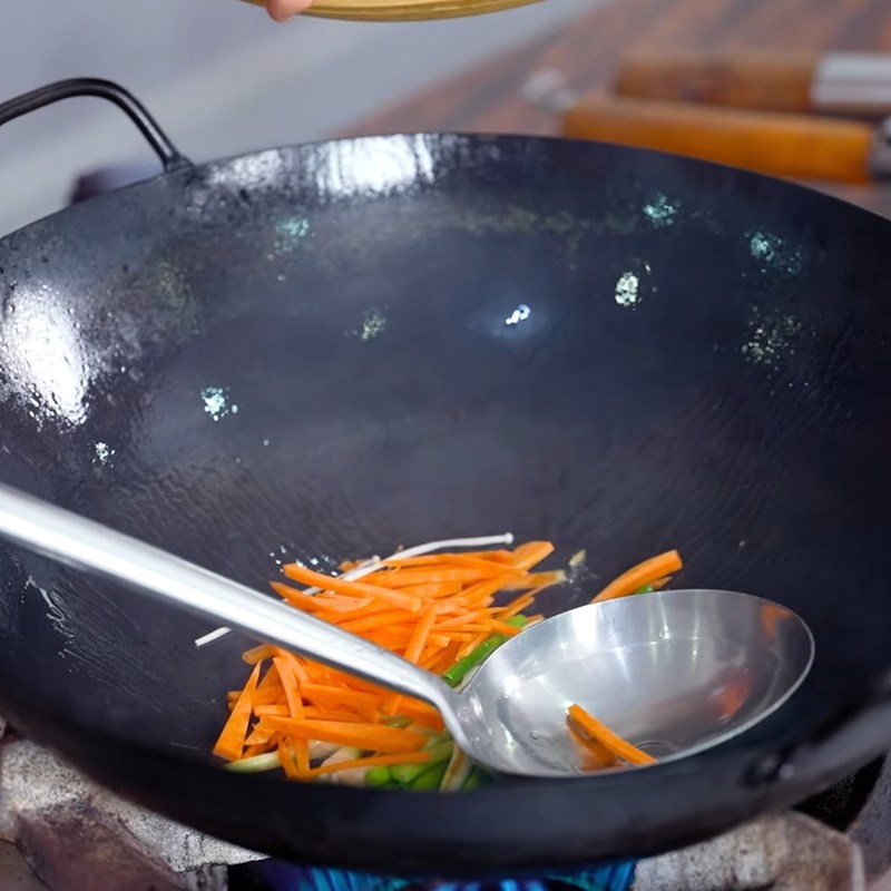 Bước 3 Xào nấm và rau củ Cá bống mú hấp nấm đông cô