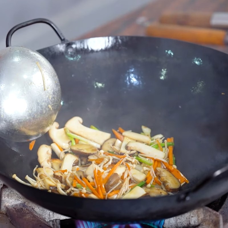 Bước 3 Xào nấm và rau củ Cá bống mú hấp nấm đông cô