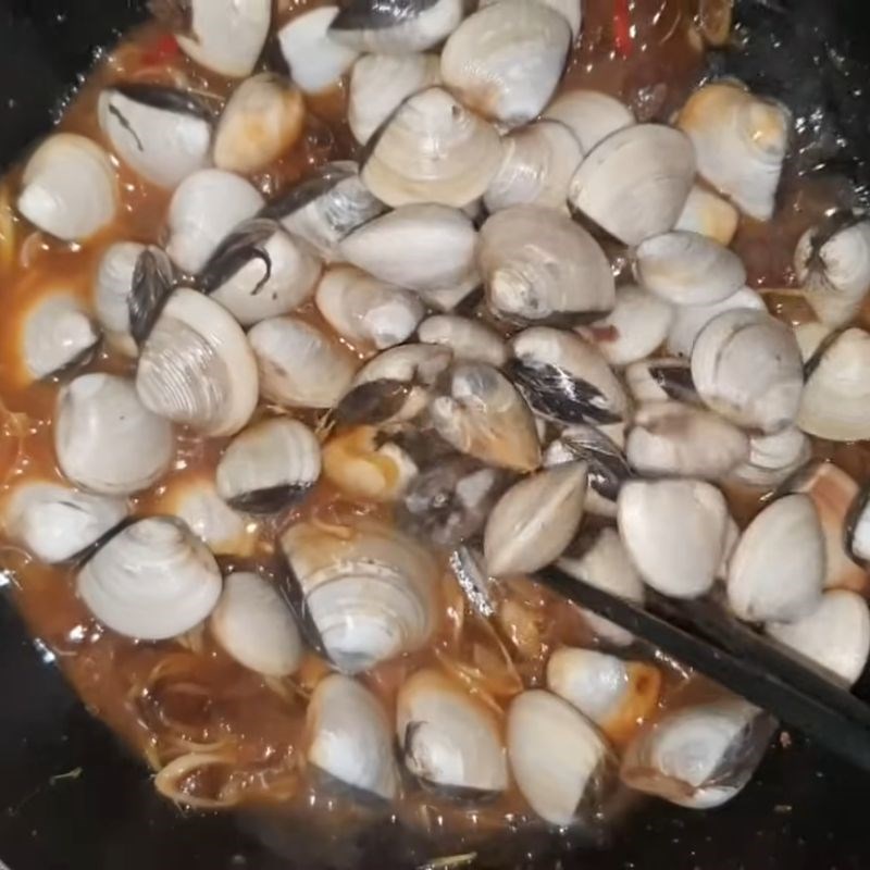 Bước 3 Xào ngao với sốt me Ngao xào me
