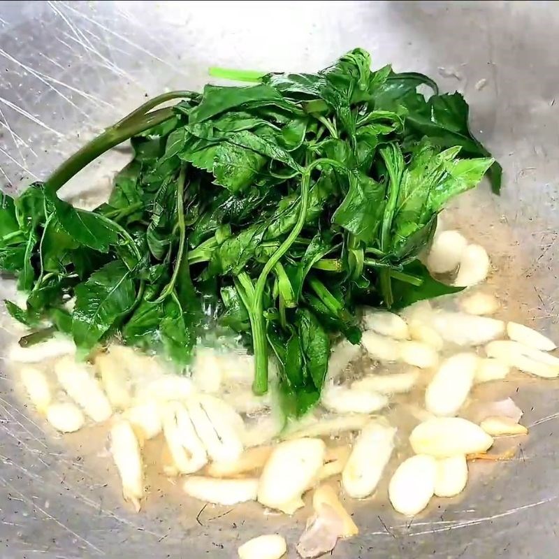 Bước 2 Xào rau xuyến chi Rau xuyến chi xào tỏi