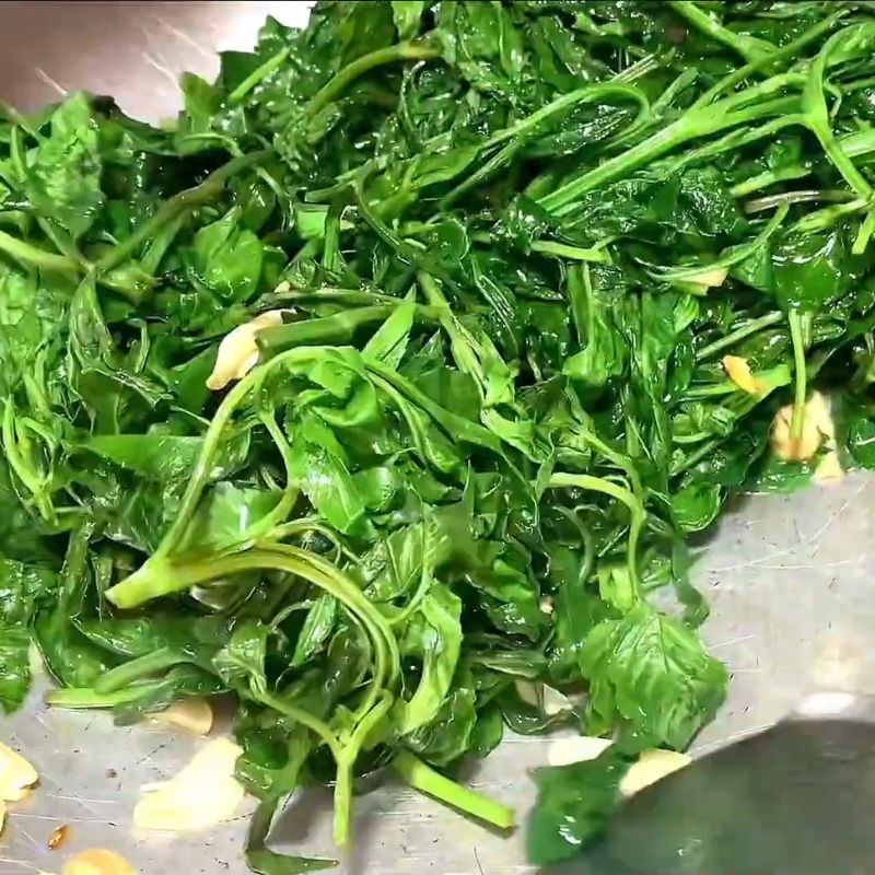 Bước 2 Xào rau xuyến chi Rau xuyến chi xào tỏi