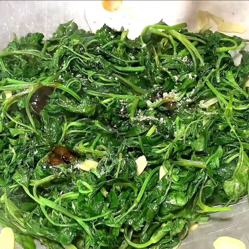 Bước 2 Xào rau xuyến chi Rau xuyến chi xào tỏi