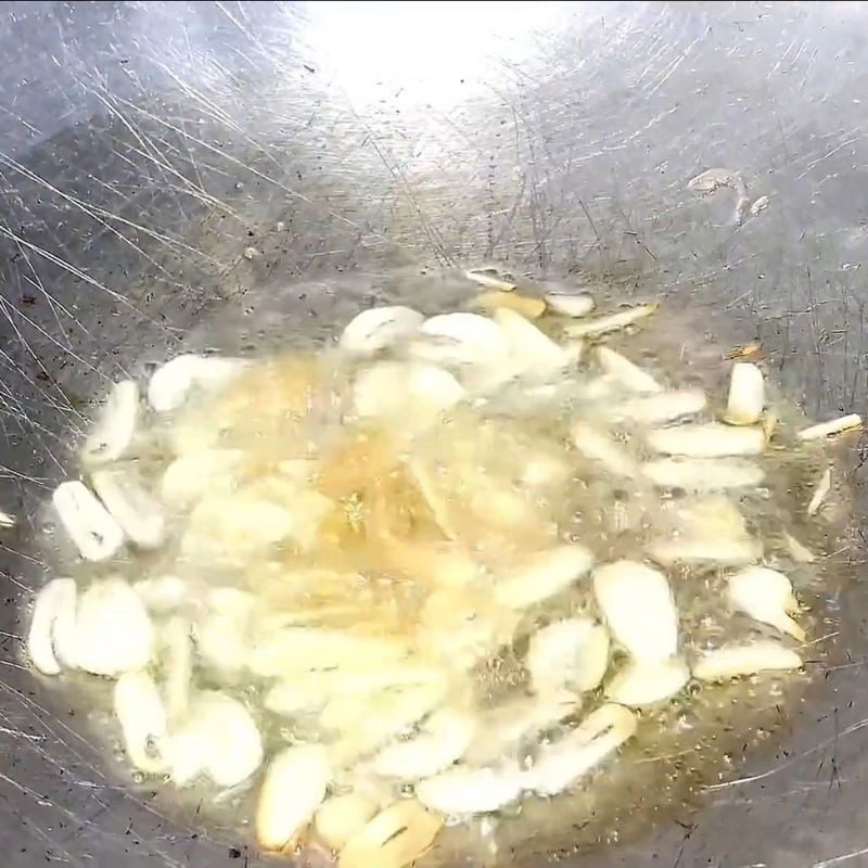 Bước 2 Xào rau xuyến chi Rau xuyến chi xào tỏi