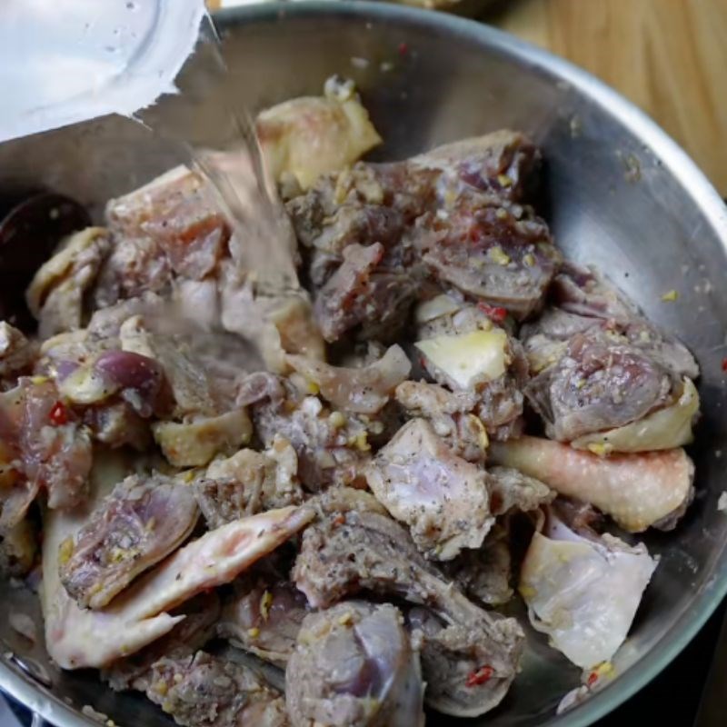 Bước 3 Xào săn thịt gà và nấu nước dùng Gà om sấu