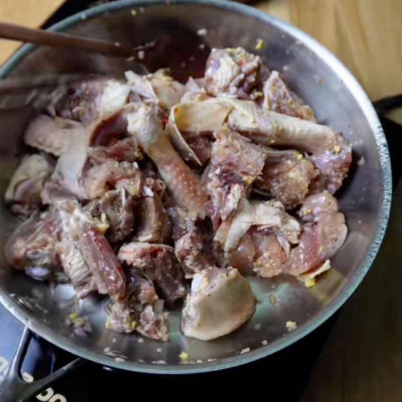 Bước 3 Xào săn thịt gà và nấu nước dùng Gà om sấu