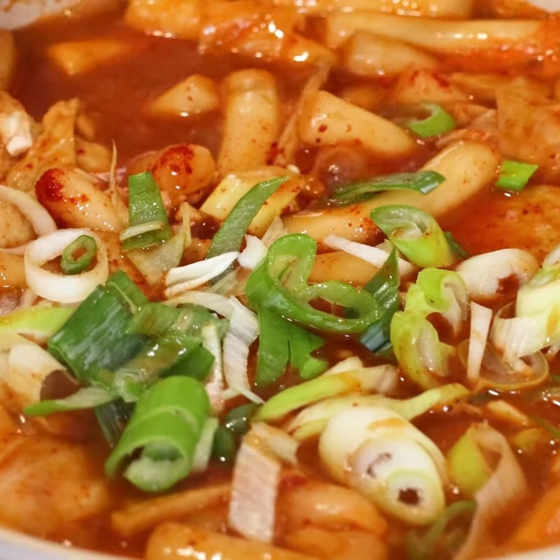 Bước 3 Thêm chả cá và hoàn thiện món ăn Tokbokki chả cá