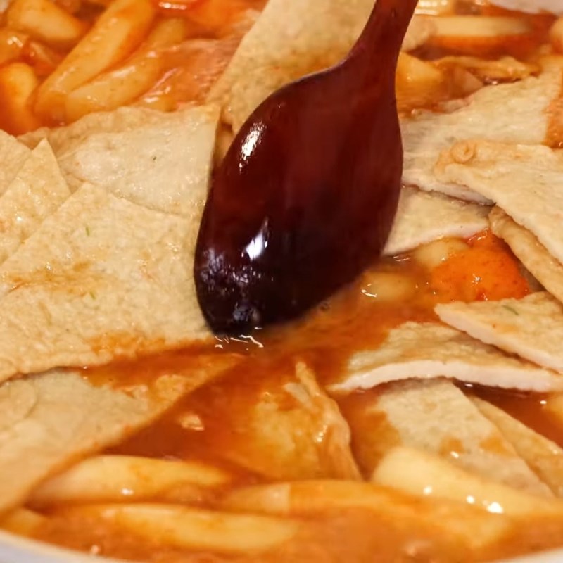 Bước 3 Thêm chả cá và hoàn thiện món ăn Tokbokki chả cá