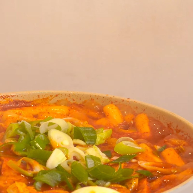 Bước 3 Thêm chả cá và hoàn thiện món ăn Tokbokki chả cá