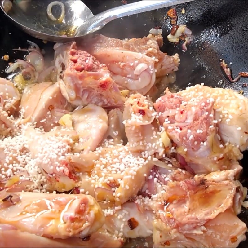 Bước 2 Xào thịt gà Gà xào lá giang