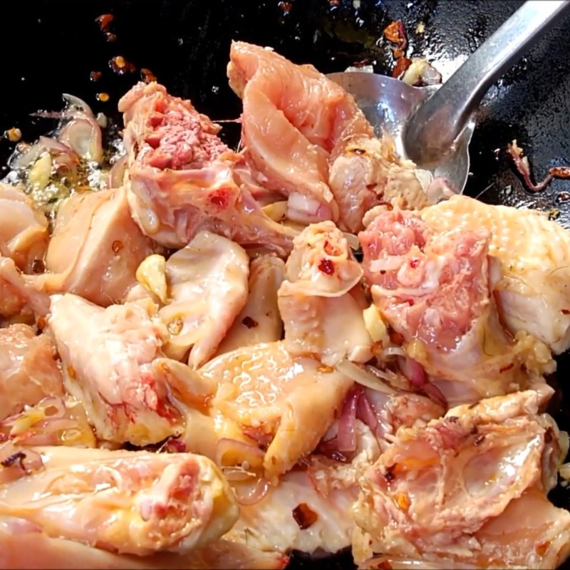 Bước 2 Xào thịt gà Gà xào lá giang