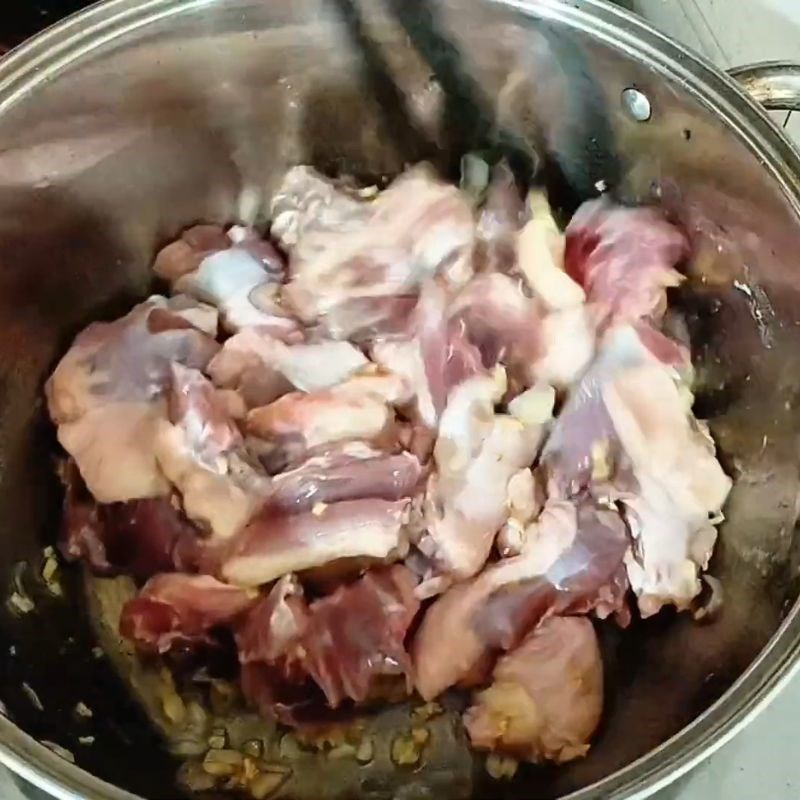 Bước 4 Xào thịt vịt Vịt nấu măng miền bắc