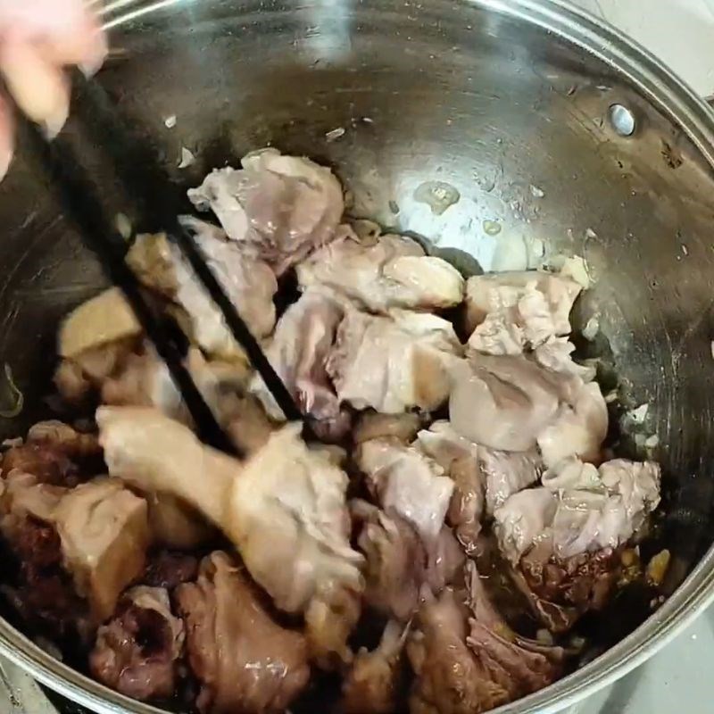 Bước 4 Xào thịt vịt Vịt nấu măng miền bắc