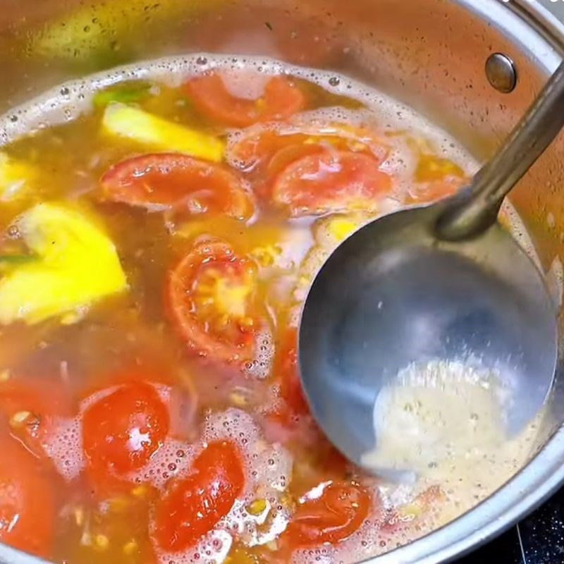 Bước 2 Xào thơm và nấu nước dùng canh hàu Nấu canh hàu cà chua