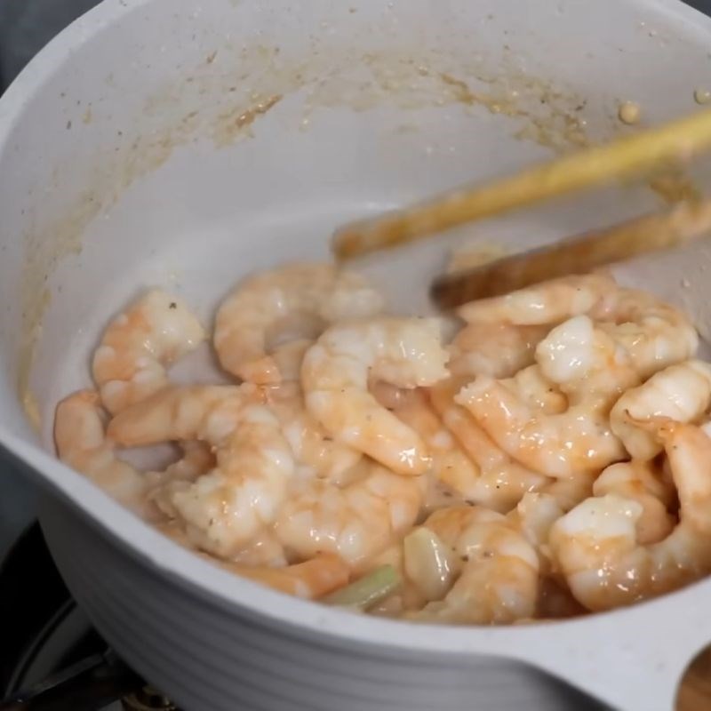 Bước 4 Xào tôm nhanh tay Bánh cuốn Hong Kong