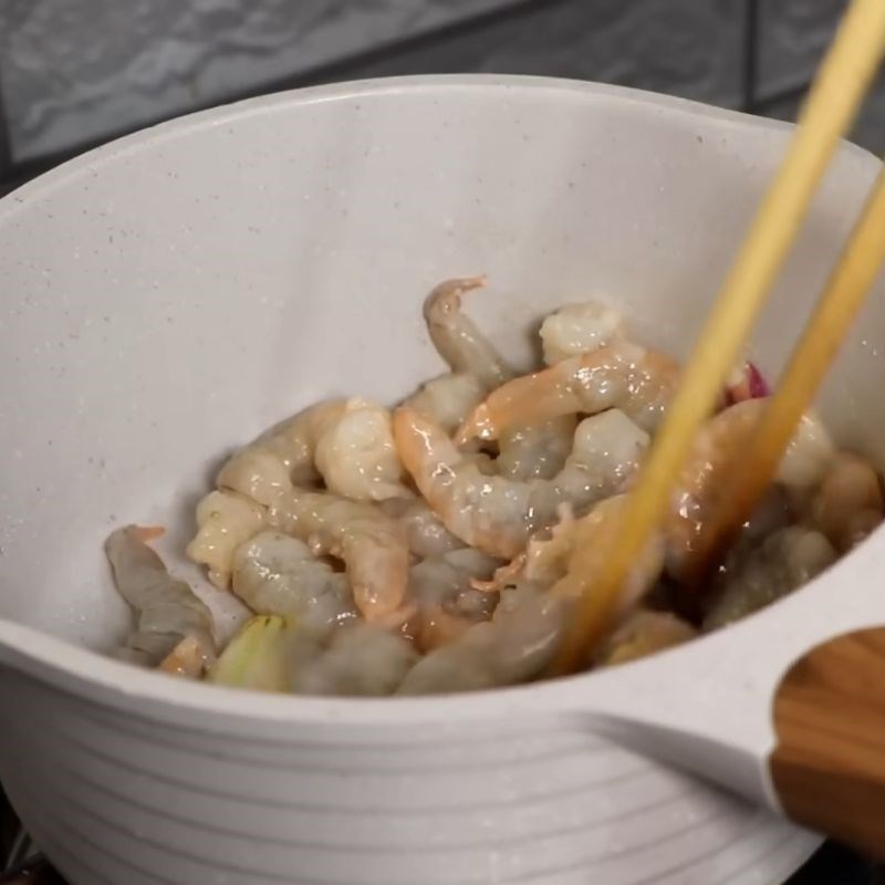 Bước 4 Xào tôm nhanh tay Bánh cuốn Hong Kong