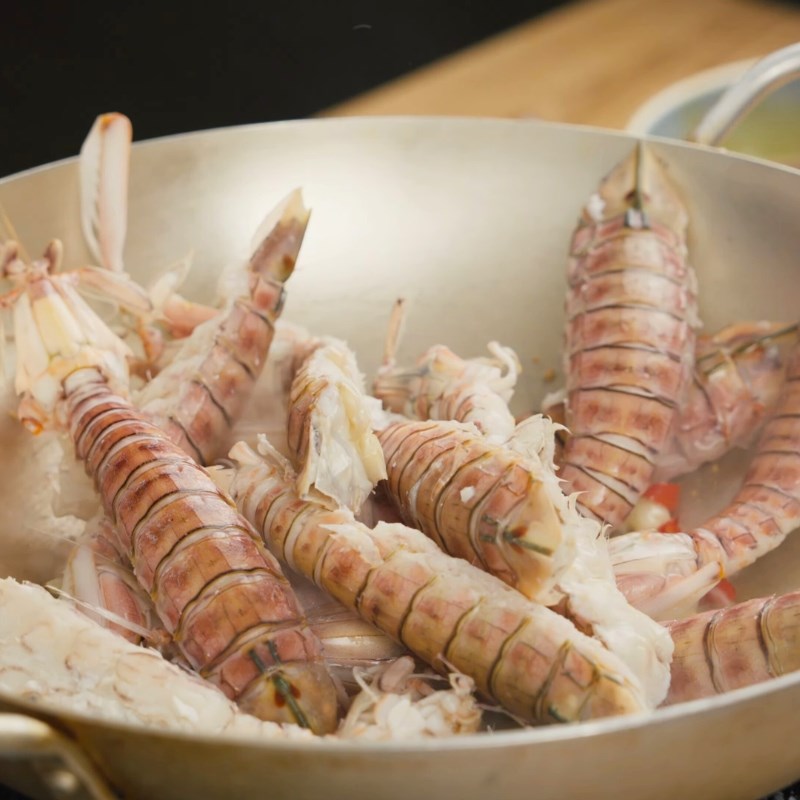 Bước 3 Xào tôm tít với sốt me Tôm tít rang me