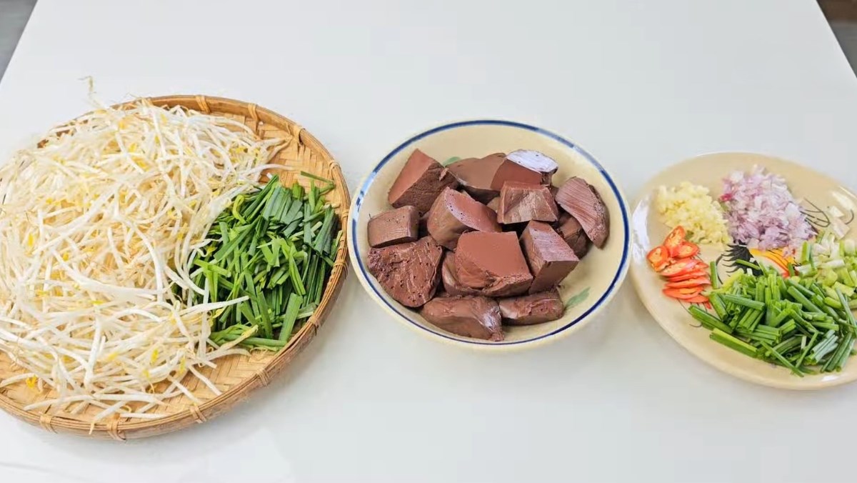 Nguyên liệu món ăn cách làm món huyết xào giá hẹ