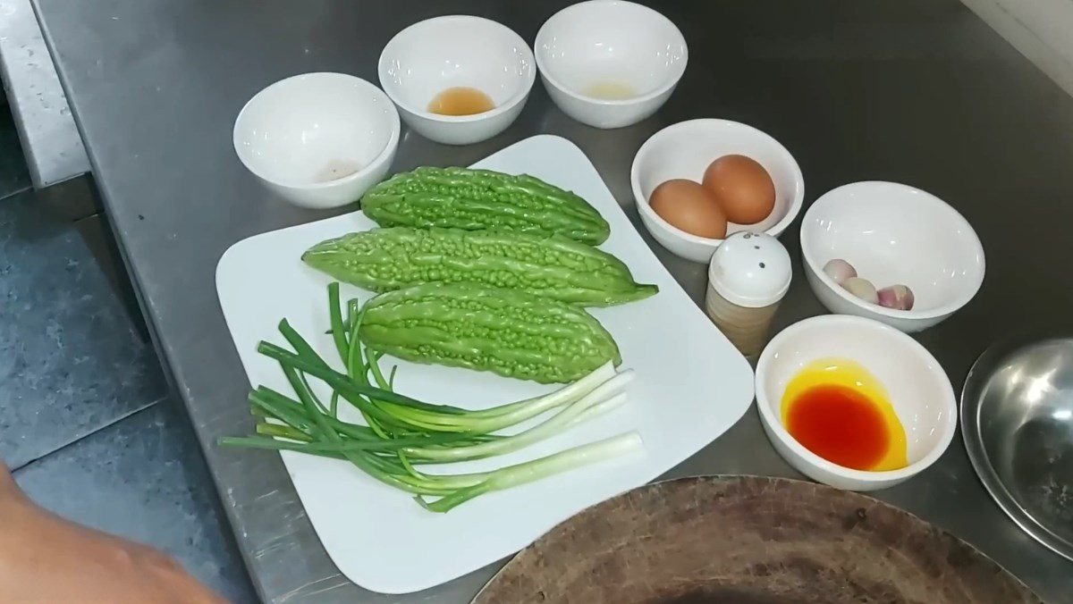 Nguyên liệu món ăn công thức mướp đắng xào trứng