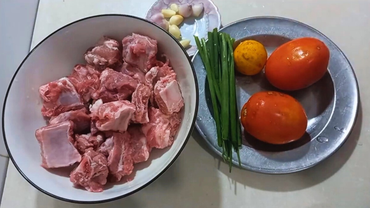 Nguyên liệu món ăn cách làm sườn xào chua ngọt cà chua