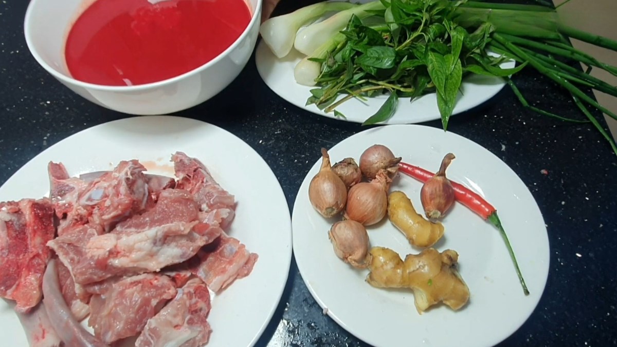 Nguyên liệu món ăn cách luộc tiết lợn