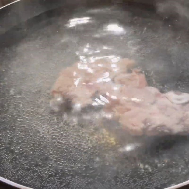 Bước 2 Nấu nước dùng bánh canh cá lóc ngọt thanh Bánh canh cá lóc rau đắng