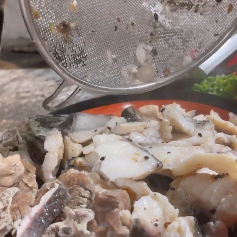 Bước 3 Ướp cá lóc và chuẩn bị rau ăn kèm Bánh canh cá lóc rau đắng