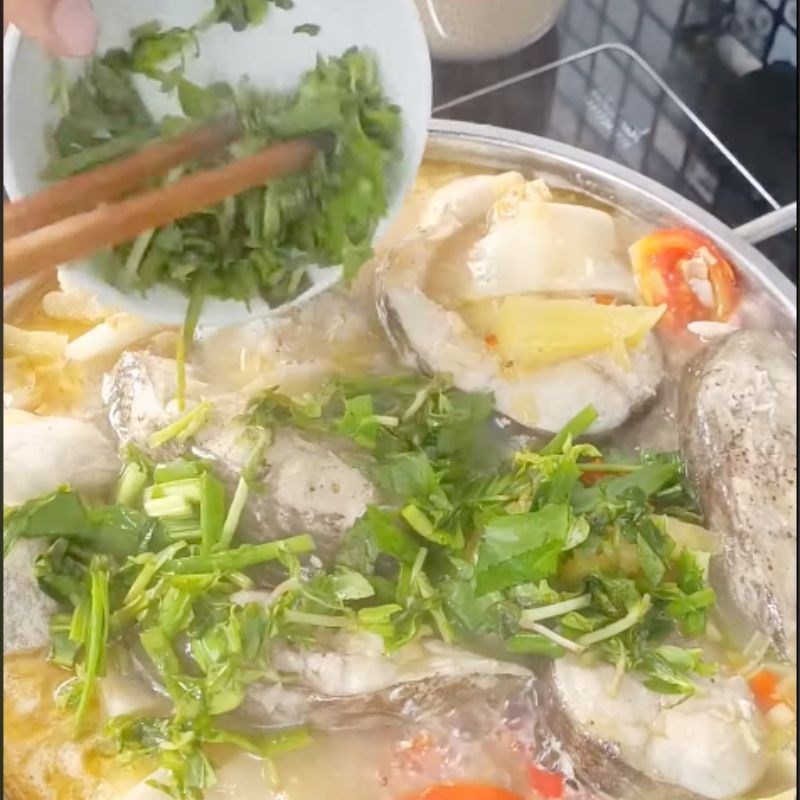 Bước 4 Nấu canh chua cá leo đậm đà Cá leo nấu canh chua