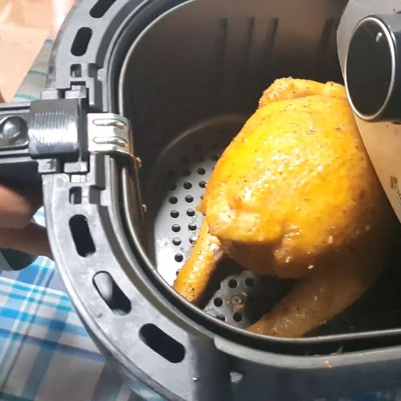 Bước 5 Nướng gà mật ong bằng nồi chiên không dầu (Lần 2 và 3) Nướng gà nguyên con bằng nồi chiên không dầu
