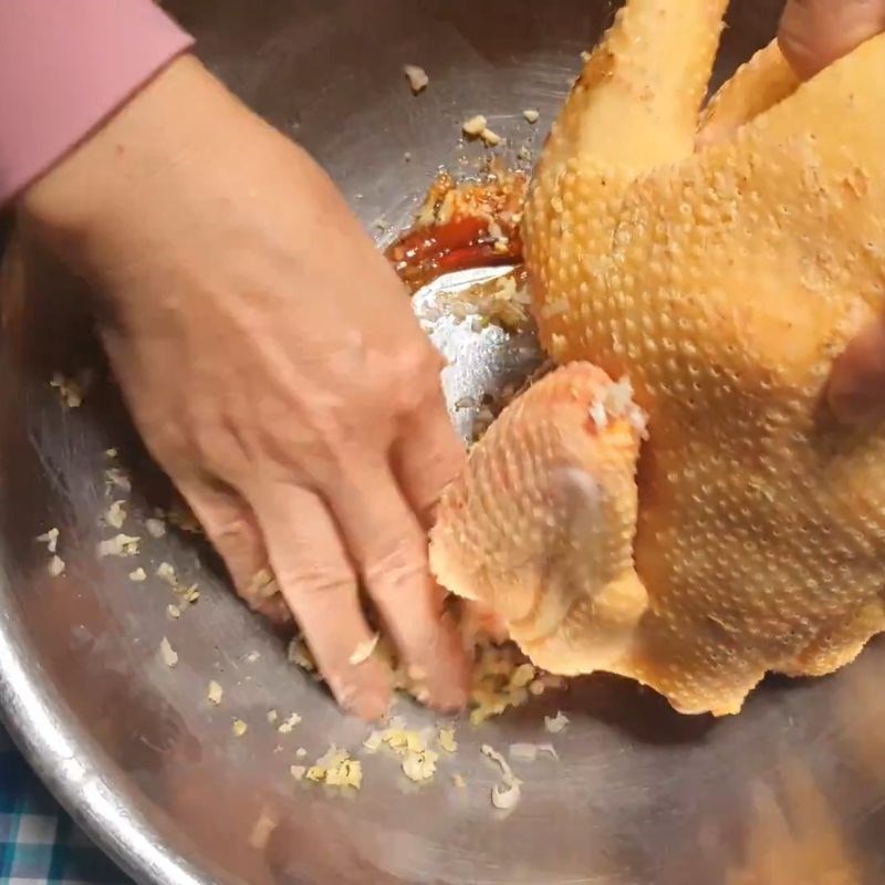 Bước 2 Cách ướp gà nướng nồi chiên không dầu chuẩn vị Nướng gà nguyên con bằng nồi chiên không dầu