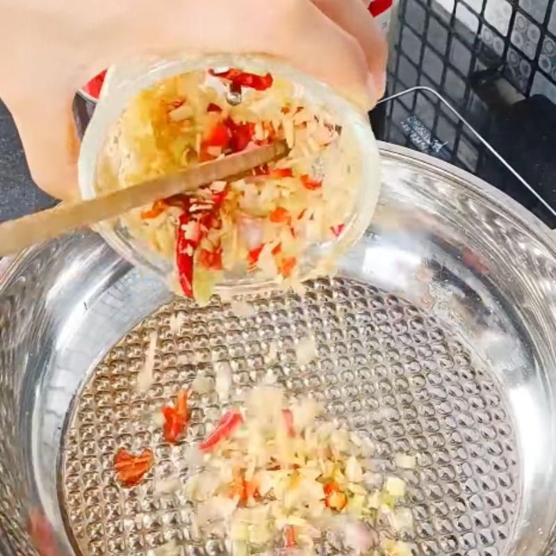 Bước 2 Chiên sơ cá để thịt săn chắc Cá leo nấu canh chua