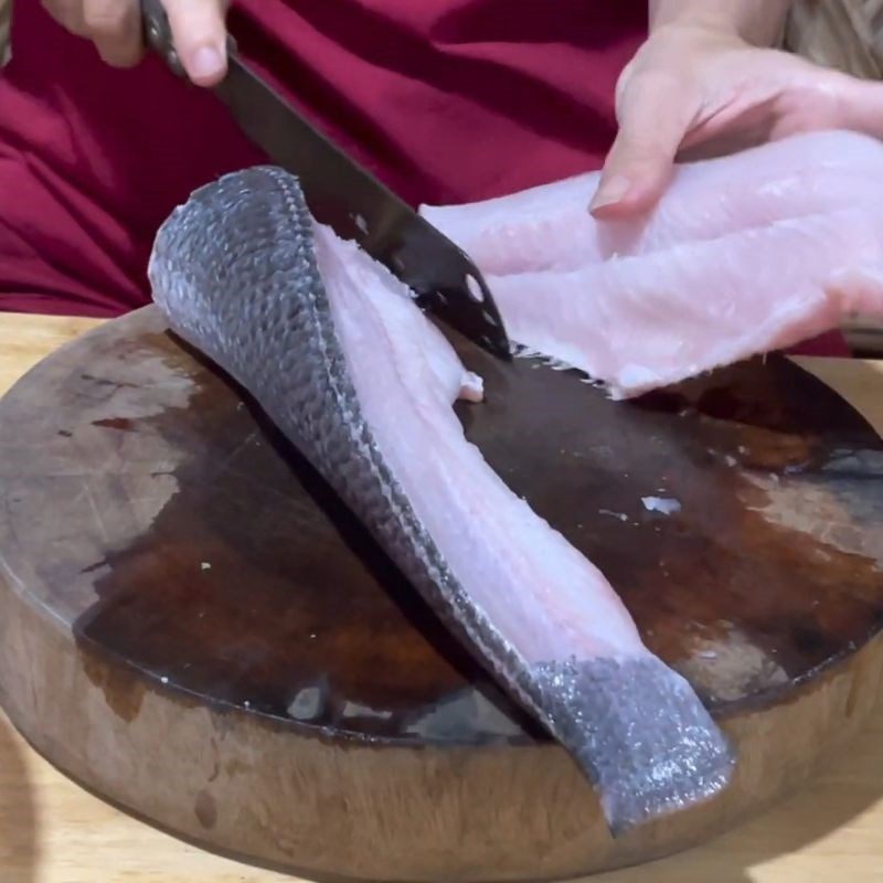 Bước 1 Sơ chế cá lóc và xương heo Bánh canh cá lóc rau đắng