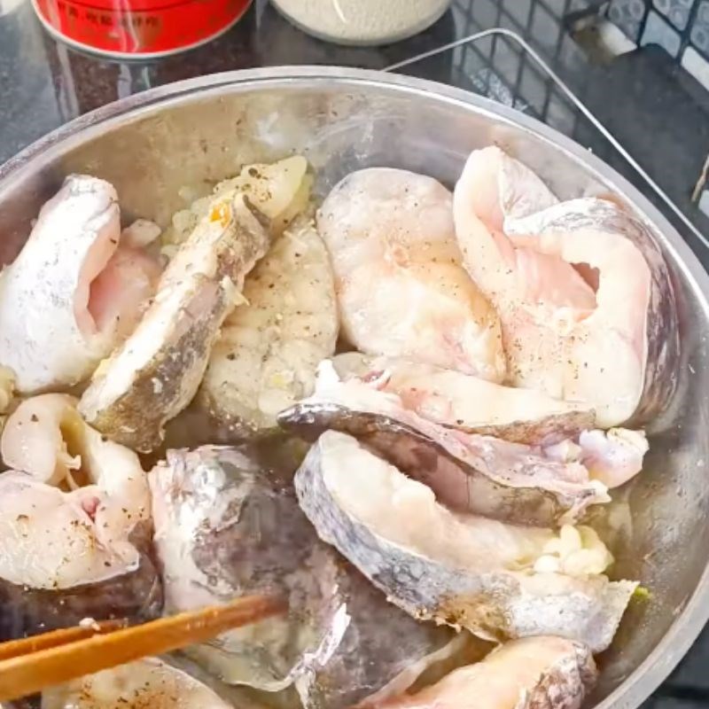 Bước 2 Chiên sơ cá để thịt săn chắc Cá leo nấu canh chua