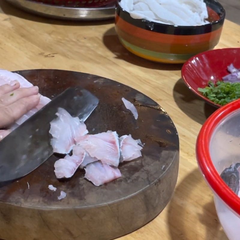 Bước 1 Sơ chế cá lóc và xương heo Bánh canh cá lóc rau đắng