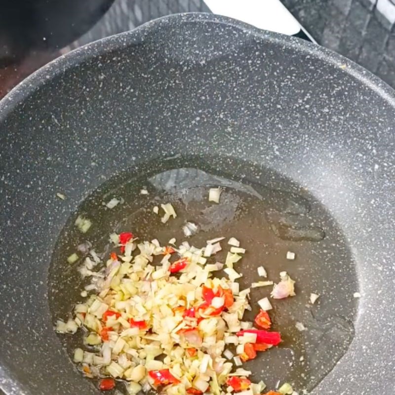 Bước 3 Xào măng và cà chua tạo màu Cá leo nấu canh chua