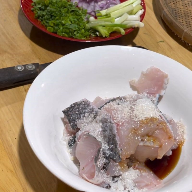 Bước 3 Ướp cá lóc và chuẩn bị rau ăn kèm Bánh canh cá lóc rau đắng