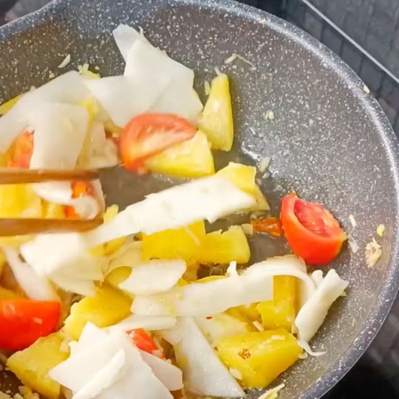 Bước 3 Xào măng và cà chua tạo màu Cá leo nấu canh chua