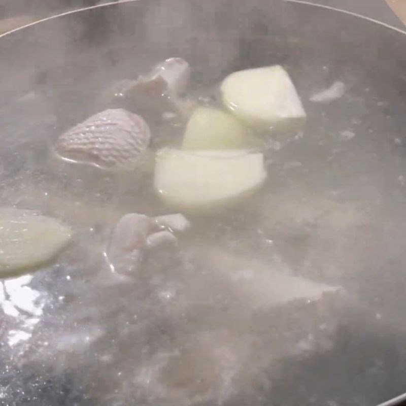 Bước 2 Nấu nước dùng bánh canh cá lóc ngọt thanh Bánh canh cá lóc rau đắng