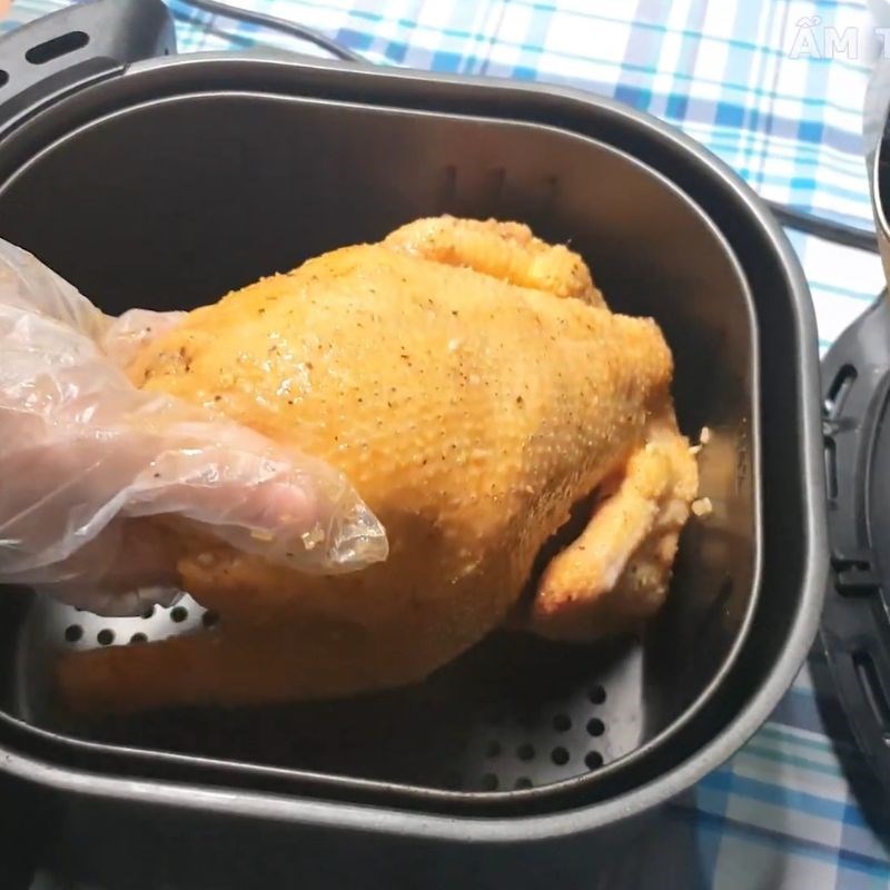 Bước 4 Nướng gà giòn da bằng nồi chiên không dầu (Lần 1) Nướng gà nguyên con bằng nồi chiên không dầu