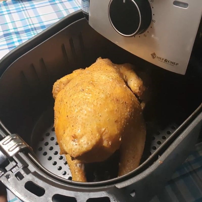 Bước 4 Nướng gà giòn da bằng nồi chiên không dầu (Lần 1) Nướng gà nguyên con bằng nồi chiên không dầu
