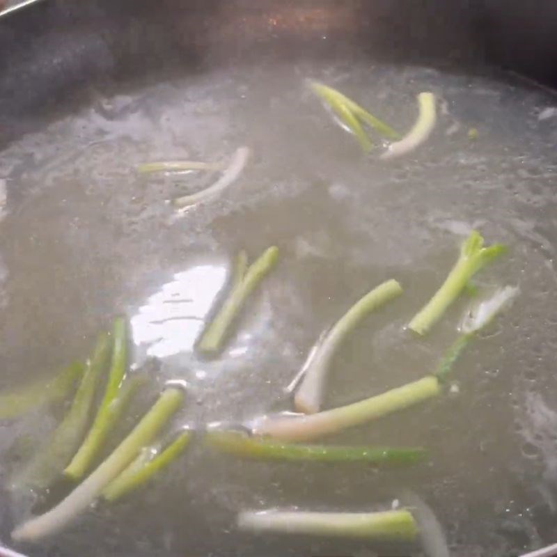 Bước 2 Nấu nước dùng bánh canh cá lóc ngọt thanh Bánh canh cá lóc rau đắng