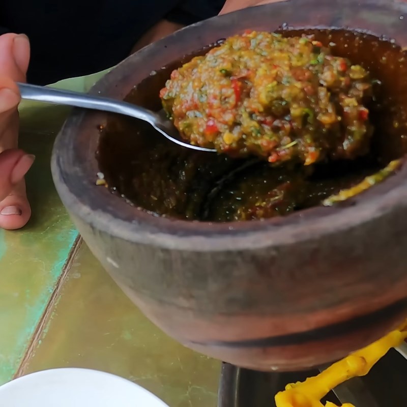 Bước 1 Giã sốt muối Sốt chấm gà luộc muối ớt lá chanh