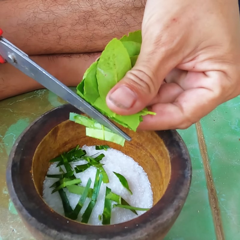 Bước 1 Giã sốt muối Sốt chấm gà luộc muối ớt lá chanh