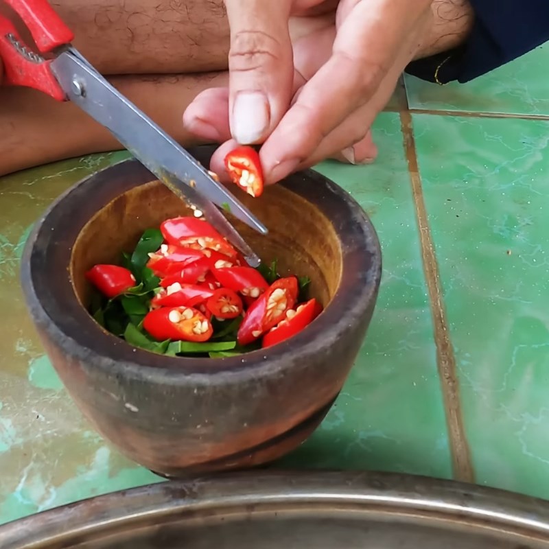 Bước 1 Giã sốt muối Sốt chấm gà luộc muối ớt lá chanh