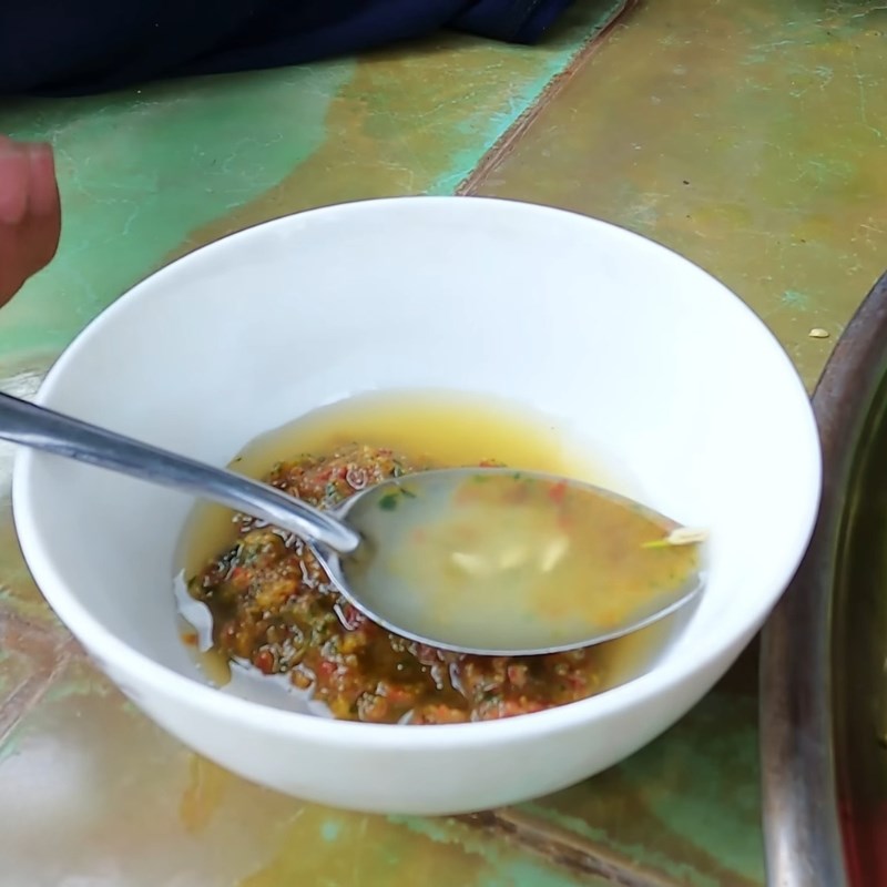 Bước 1 Giã sốt muối Sốt chấm gà luộc muối ớt lá chanh