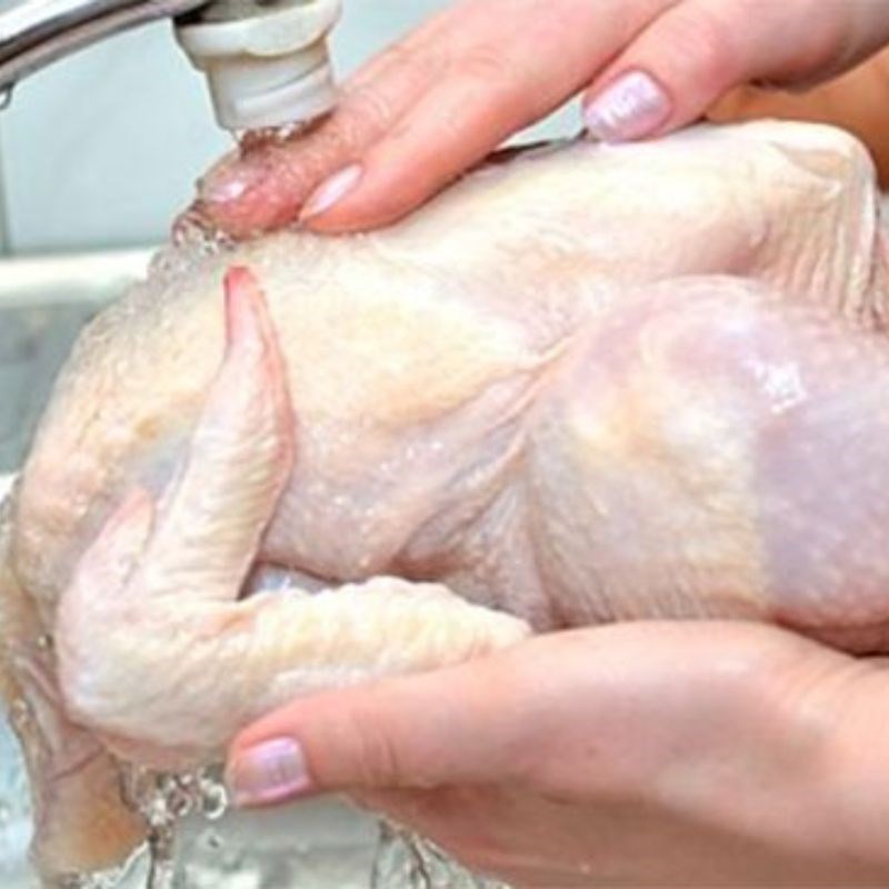 Bước 1 Sơ chế gà nguyên con và chuẩn bị gia vị Nướng gà nguyên con bằng nồi chiên không dầu