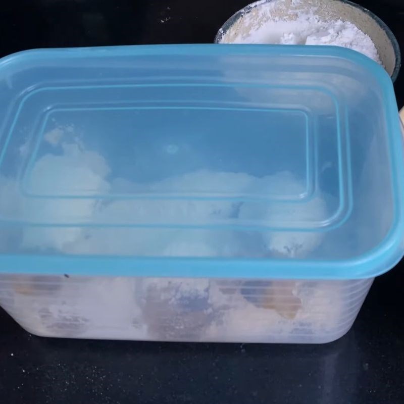 Bước 4 Áo lớp bột khô Đùi gà chiên giòn