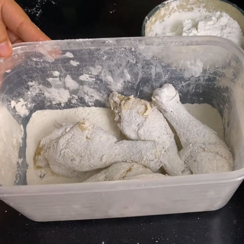 Bước 4 Áo lớp bột khô Đùi gà chiên giòn