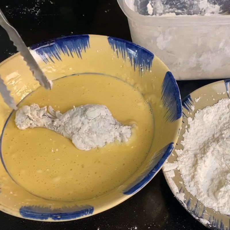 Bước 4 Áo lớp bột khô Đùi gà chiên giòn