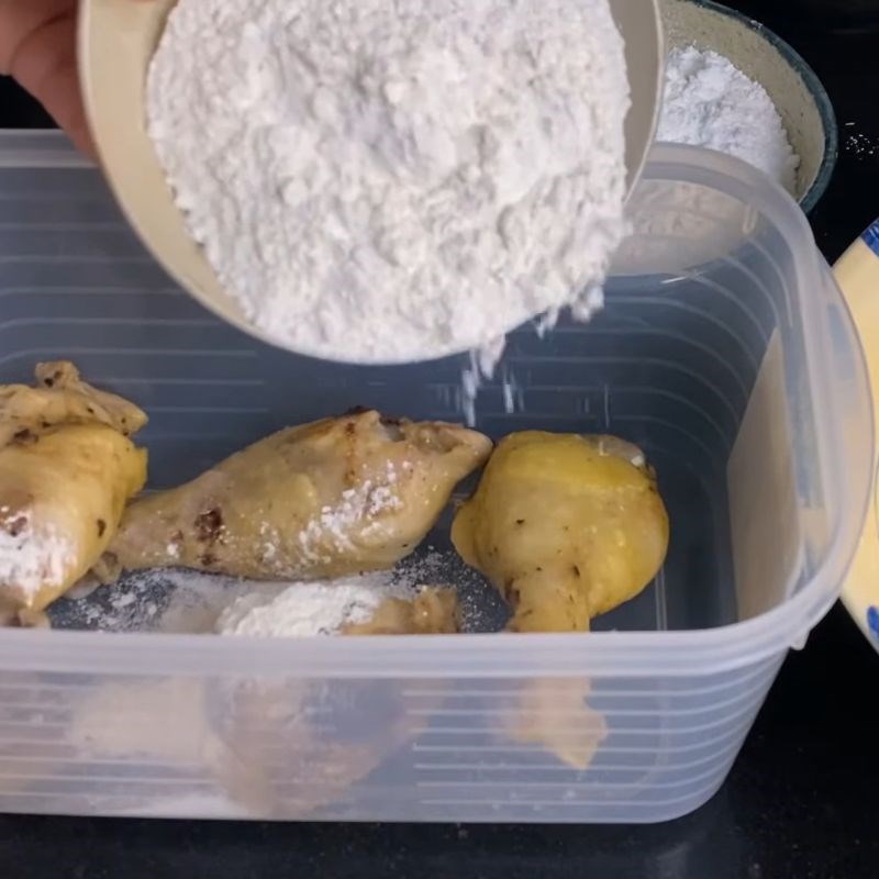 Bước 4 Áo lớp bột khô Đùi gà chiên giòn