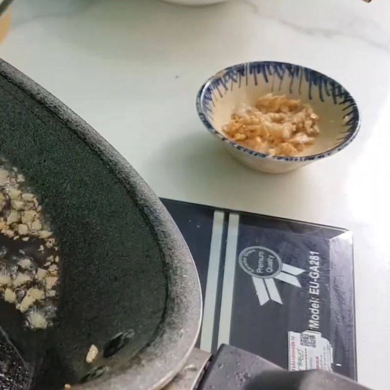 Bước 2 Áp chảo cá hồi vàng đều Cá hồi sốt cam cho bé